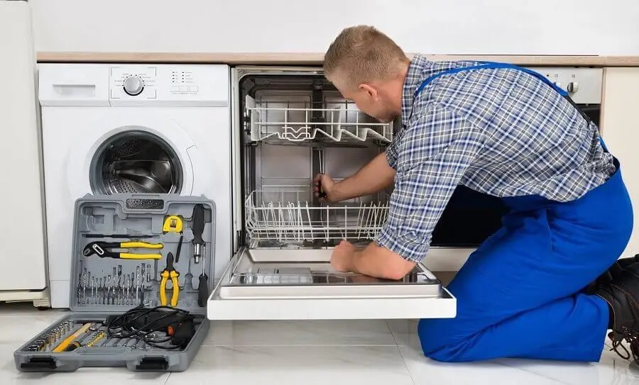 Söğütlü Siemens servisi teknisyen ekibi beyaz eşya tamiri yaparken